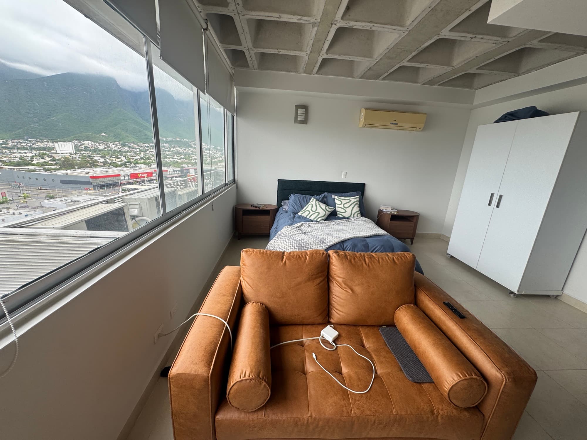 Sala/cama con vista